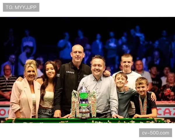 特写：伤愈复出即进球的柏林联老将克鲁泽与看台上儿子的庆祝。